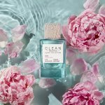 Clean Beauty Collective fait le pari des parfums sans ethanol avec une collection de huit fragrances à base d'eau : Clean Reserve H2Eau