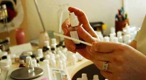 Reformulation olfactive : Un exercice créatif au service de parfums éternels